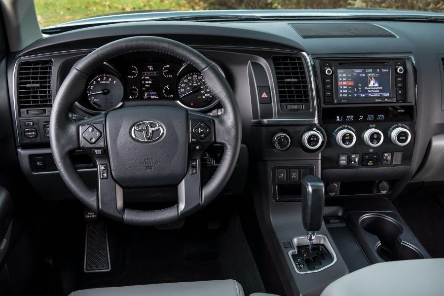 Торпедо Toyota Sequoia SR5 2017 года  (фото 10 из 21)